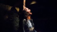 Erste düstere Bilder zum Horror-Finale „Conjuring 4“ enthüllen einen Blick auf die jungen Warrens