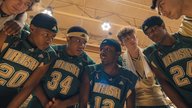 LeBron James trifft Upside-Down: Neuer Sportfilm mit „Stranger Things“-Star ab sofort bei Amazon