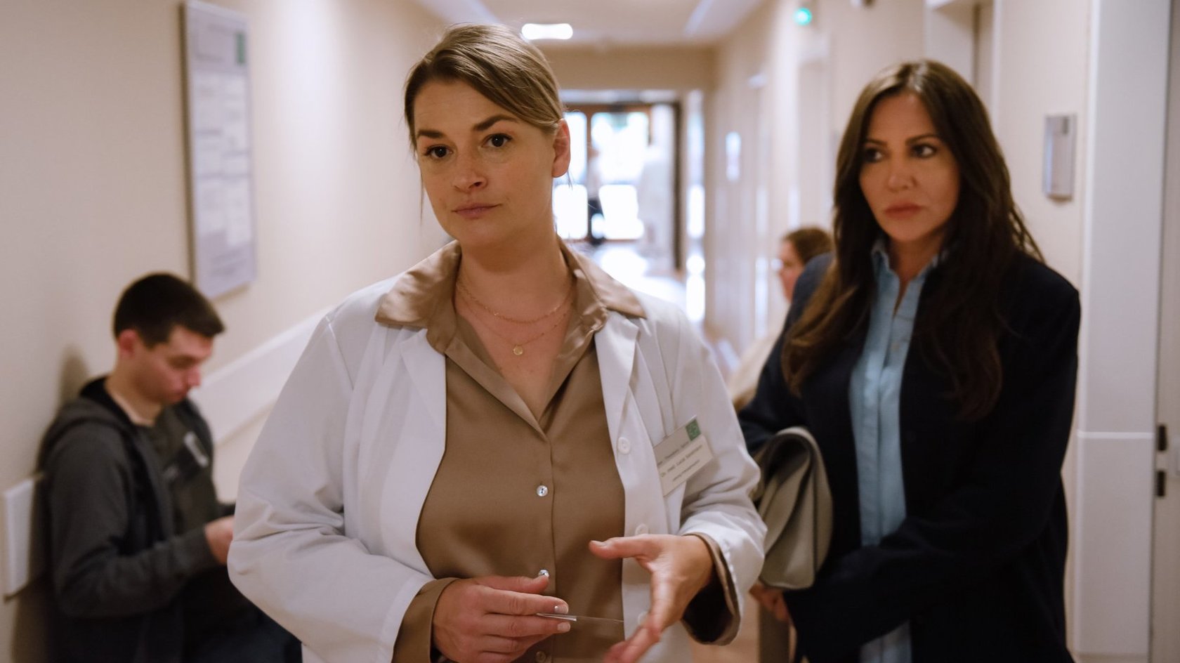 „Frühling“: Darum kommt euch die totgeglaubte Mutter aus Folge 2 so bekannt vor