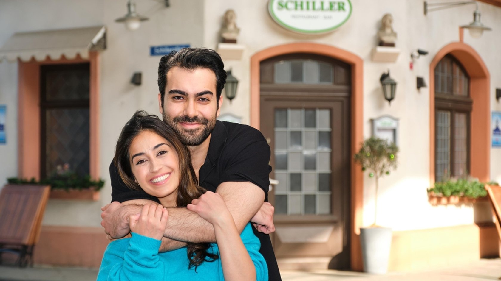 Zuwachs beim „Unter uns“-Cast: Ein Geschwisterpaar mischt die Schillerallee auf Zuwachs beim „Unter uns“-Cast: Ein Geschwisterpaar mischt die Schillerallee auf