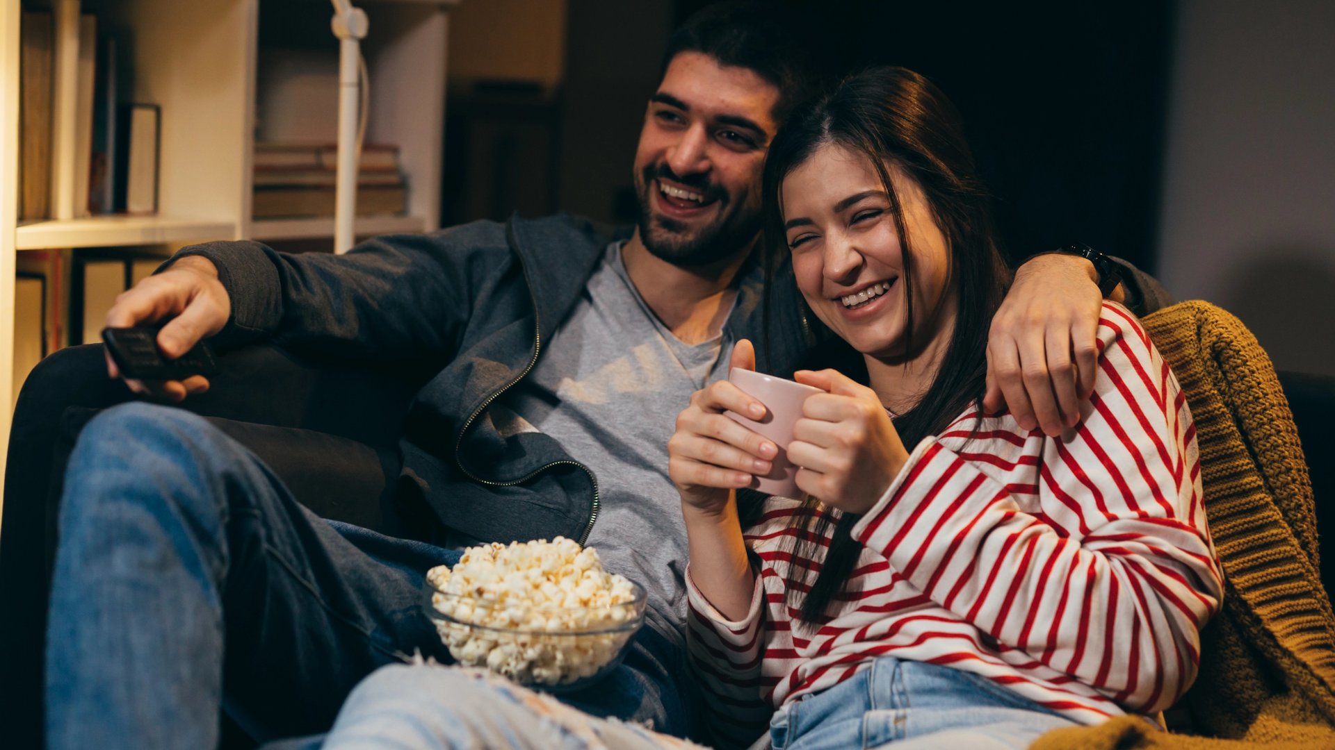 Die besten Liebesfilme auf Netflix 2025: Dramen und Rom-Coms, die euer Herz höherschlagen lassen