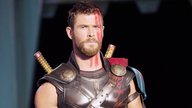 MCU-Scherz: „Thor 4"-Star Chris Hemsworth und Regisseur Taika Waititi posieren für Billig-Poster