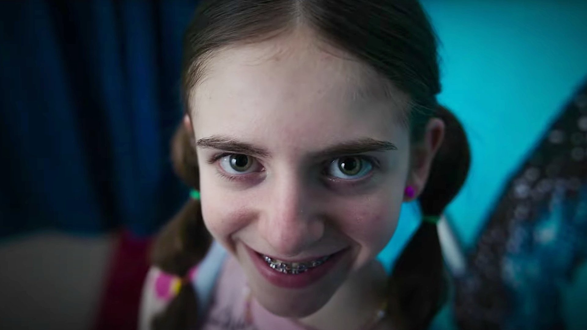 Grinsen bis der Tod kommt: Neuer schauriger Trailer zur Horror-Fortsetzung „Smile 2“