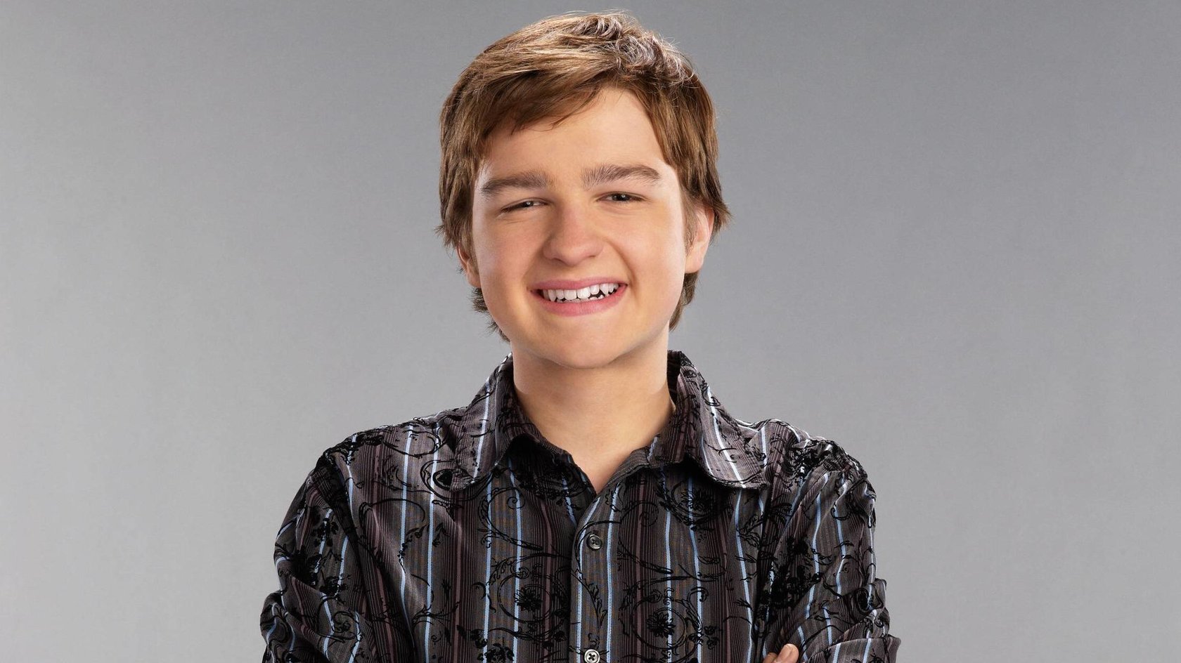 „Two and a Half Men“: So extrem hat sich Jake-Darsteller Angus T. Jones verändert
