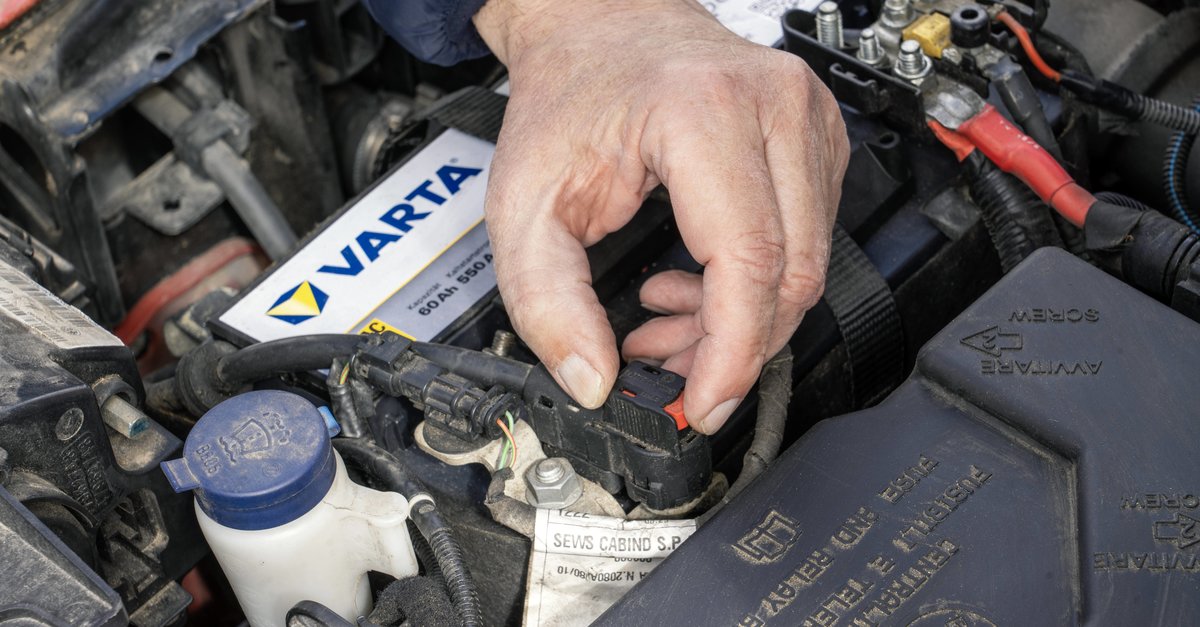 Autobatterie abklemmen Das ist die richtige Reihenfolge