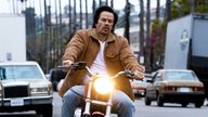 Vor „Uncharted“: Seht Mark Wahlberg mit 15 Kilo mehr Gewicht und Doppelkinn im „Father Stu“-Trailer