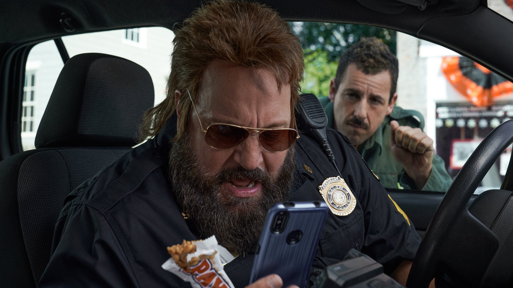 Gruseliger Netflix-Spaß startet heute: Seht Adam Sandler und Kevin James in „Hubie Halloween“