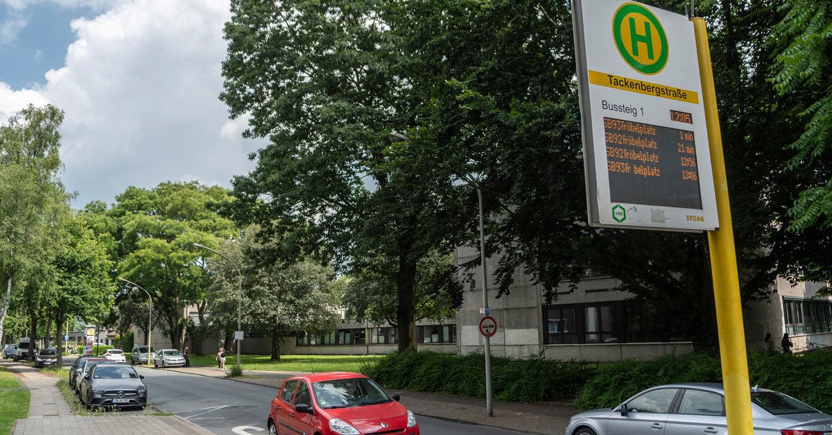 Wo ist die nächste Bushaltestelle in der Nähe?