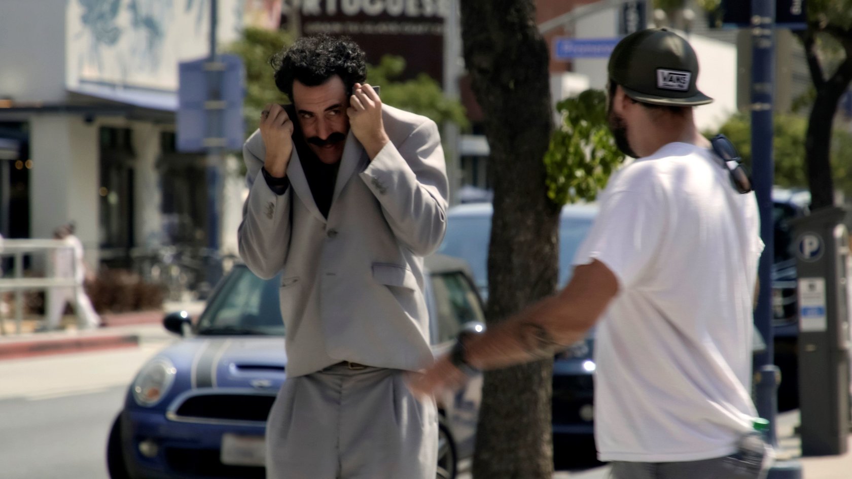 Diese schrägen Szenen aus „Borat 2“ sind echt – und diese nicht