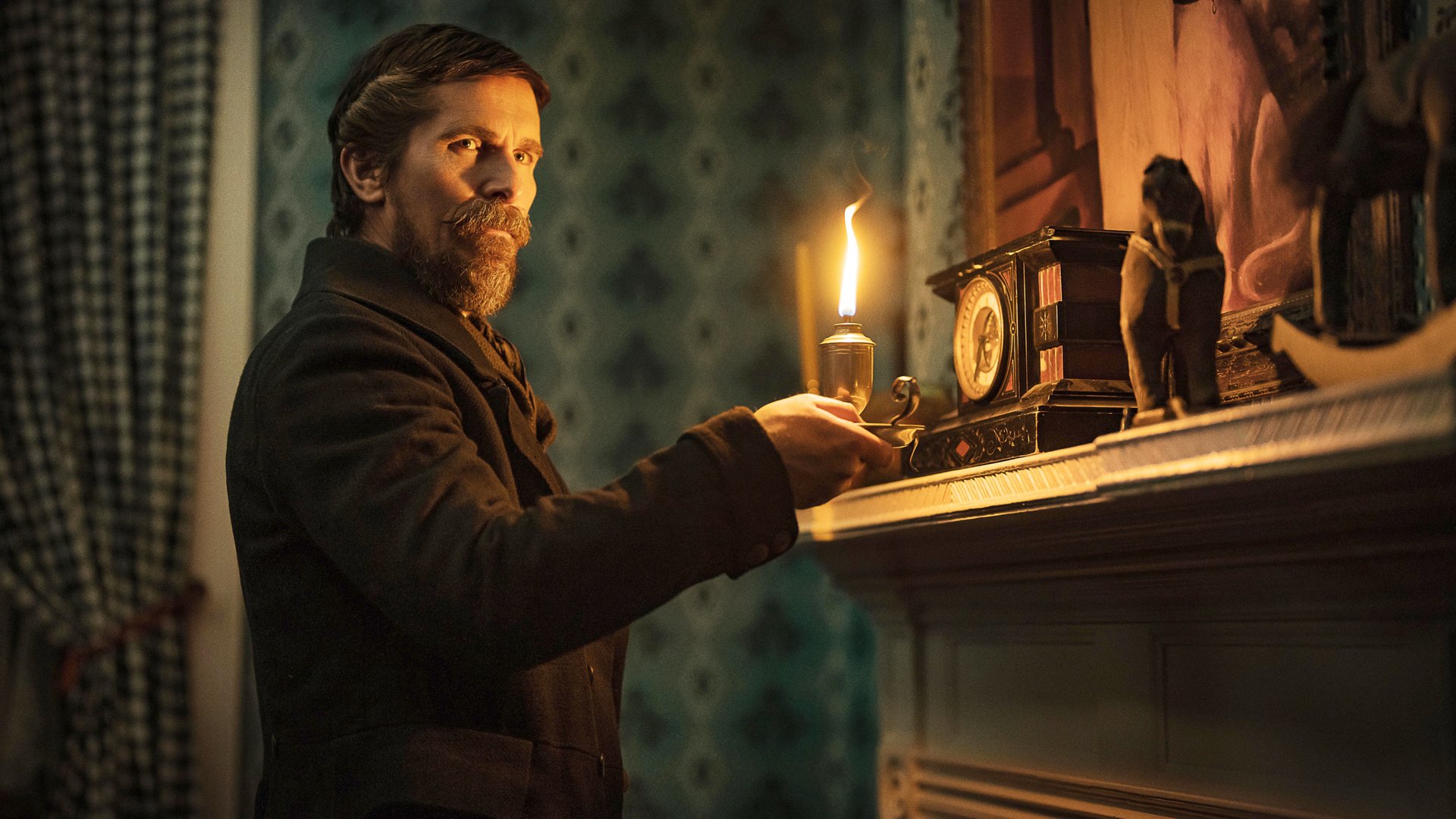 #„Harry Potter“-Star und Christian Bale jagen das Böse im neuen Netflix-Trailer zum Okkult-Horror