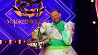 „The Masked Singer“ Dinosaurier gewinnt: Sasha enthüllt als letzter sein Kostüm