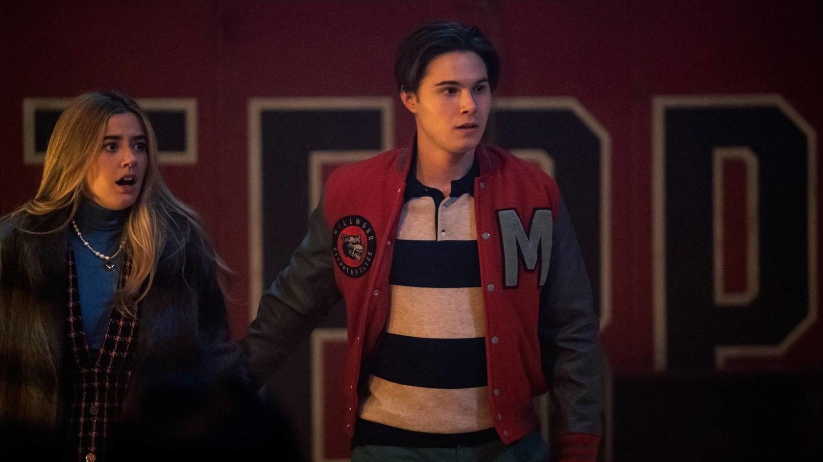 „Pretty Little Liars: Summer School“: Alle Folgen ab sofort auf RTL+ im Stream – Episodenguide