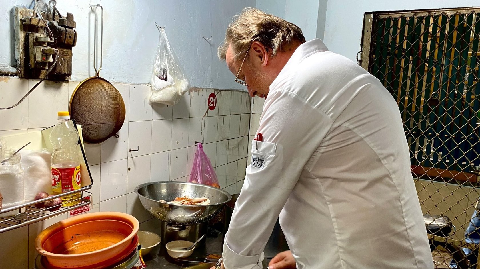 „Stehst da wie ein echter Verlierer“: Tim Mälzer treibt Sternekoch bei „Kitchen Impossible“ an seine Grenzen