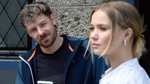 Premiere bei „Frühling“: Julia Willecke steht gemeinsam mit Partner vor der Kamera