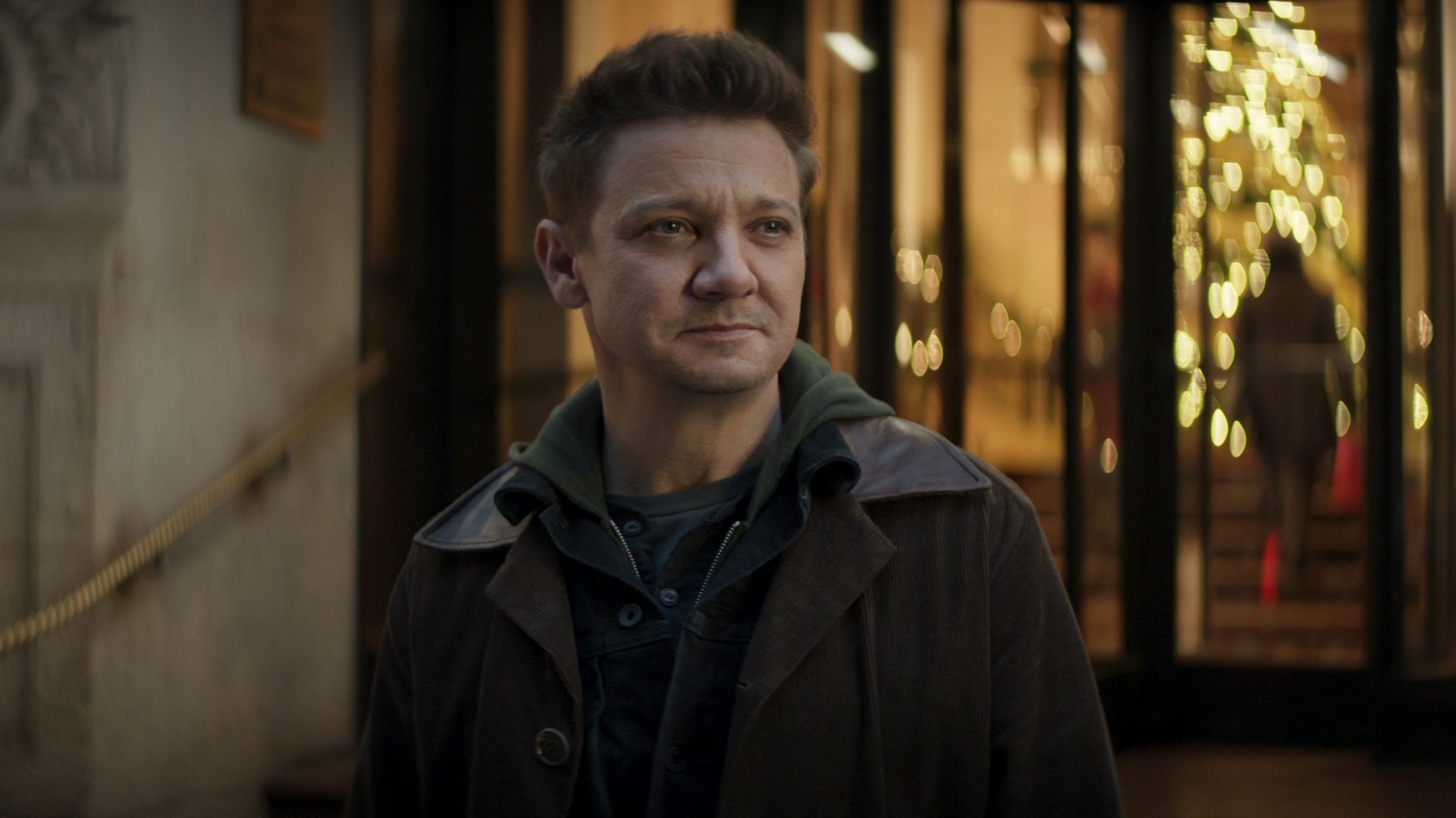 Über 30 gebrochene Knochen: Marvel-Star Jeremy Renner auf Weg der Besserung – MCU-Kollege witzelt über Unfall